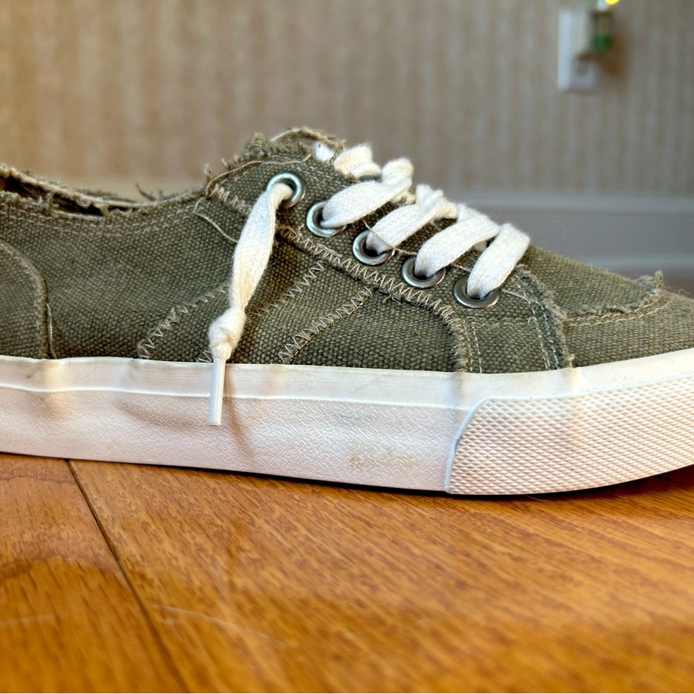 NEW girls shoes